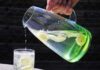 Karaffe mit Wasser und Glas