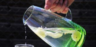 Karaffe mit Wasser und Glas