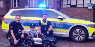 Polizeistreife mit Kind