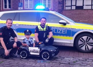 Nachwuchskommissar kontrolliert den Johannismarkt in Holzminden Polizeistreife mit Kind