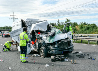 Zeugenaufruf: Zwei Verletzte nach Unfall auf der Bundesautobahn (BAB) 2 Autobahnunfall