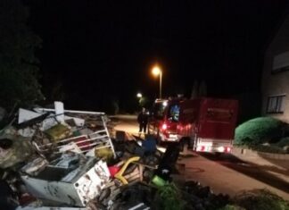 Regionsfeuerwehrmänner und -frauen im Einsatz in Euskirchen Unwetterkatastrophe