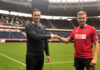 96-Sportdirektor Marcus Mann (l.) mit Neuzugang Jannik Dehm.