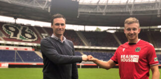 96-Sportdirektor Marcus Mann (l.) mit Neuzugang Jannik Dehm.