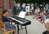Asya auf dem E-Piano