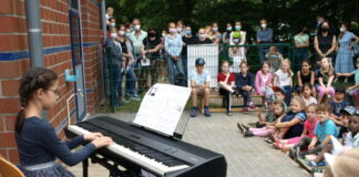 Asya auf dem E-Piano