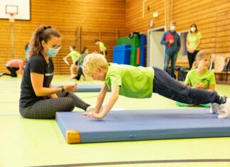 Endlich geht es los! „REBIRTH active school“ bringt Schülerinnen und Schüler in Bewegung Bewegung in der Sporthalle