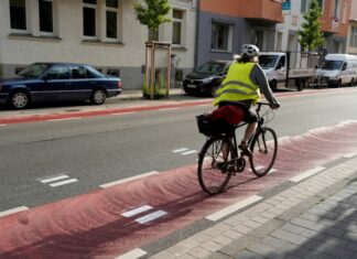 Polizei kontrolliert den Seitenabstand beim Überholen von Radfahrenden Polizeikontrolle