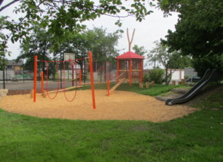 Letzter Feinschliff für den neuen Spielplatz Danziger Straße Spielplatz Danziger Straße