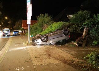 Golf überschlägt sich aufgrund zu hoher Geschwindigkeit Verkehrsunfall