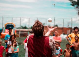 Sommerferienprojekt „Kopfstand“ bietet umfangreiches Programm in 17 Kultureinrichtungen Jonglieren