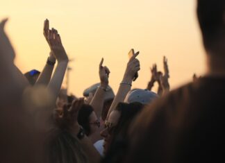 Tag der Niedersachsen – Fest auf Juni 2022 verschoben Outdoor Konzertbesucher