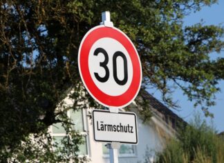 Tempo 30: Mit bundesweiter Initiative zu mehr Lebensqualität 30-Verkehrsschild