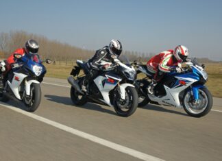 Polizei fasst drei junge Raser, die mit ihren Motorrädern Rennen fuhren Motorräder