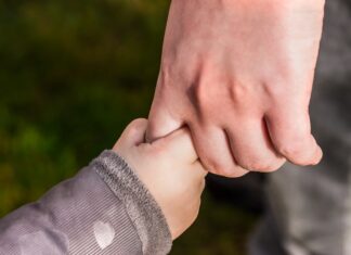 Hilfe für Kinder in Not Hände