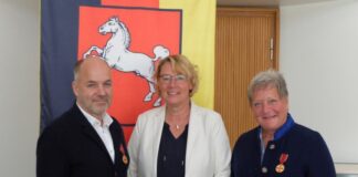 Den Geschwistern Gabriele und Bernhard Mutsaers wurde von Agrarministerin Barbara Otte-Kinast (Mitte) der Verdienstorden der Bundesrepublik Deutschland verliehen.