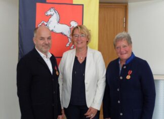 Hohe Ehrung für Gabriele und Bernhard Mutsaers aus Osnabrück Den Geschwistern Gabriele und Bernhard Mutsaers wurde von Agrarministerin Barbara Otte-Kinast (Mitte) der Verdienstorden der Bundesrepublik Deutschland verliehen.