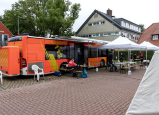 Finale dezentrale Impfangebote am Hauptbahnhof und bei Hannover 96 Großraumrettungswagen der Feuerwehr