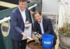 Andreas M. Casdorff und Dr. Voker Schmidt mit Patenpinguin Petra