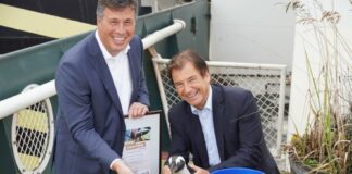Andreas M. Casdorff und Dr. Voker Schmidt mit Patenpinguin Petra