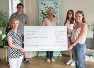 Fahrschüler sammeln Spende für den Ambulanten Kinder- und Jugendhospizdienst Hannover Spendenübergabe