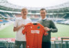 Neuzugang Maximilian Beier (l.) mit 96-Sportdirektor Marcus Mann in der HDI Arena.