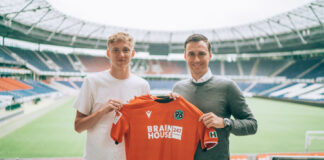 Neuzugang Maximilian Beier (l.) mit 96-Sportdirektor Marcus Mann in der HDI Arena.