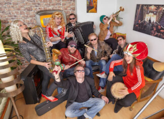 Summer-OpenUp: Konzert, Theater und Diskussion im Innenhof Improkokken Band