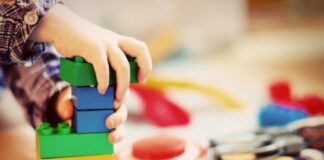 Kinderhände mit Bausteinen