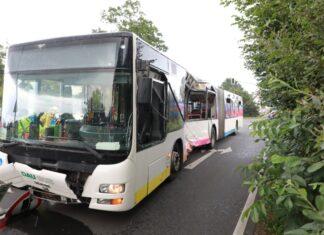 Lkw rammt Linienbus in Langenhagen Busunfall
