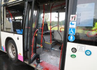 Sattelzugmaschine kollidiert mit voll besetzten Linienbus – 29-jährige Frau stirbt Busunfall