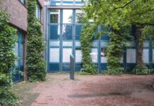 Langenhagen erinnert an Opfer des Zweiten Weltkriegs Stele im Rathausinnenhof Langenhagen