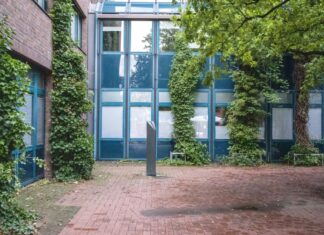 Kranzniederlegung an der Stele im Rathaus-Innenhof Stele im Rathausinnenhof Langenhagen