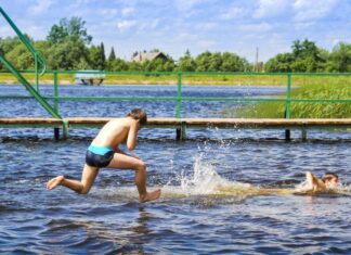 Baderegeln beachten: DRK warnt vor Badeunfällen und gibt wichtige Tipps Kinder am See