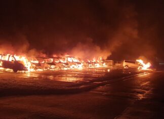 Brandstiftung/versuchte Brandstiftung auf Niederlassungen der Landesaufnahmebehörde Niedersachsen (LAB NI) Aufnahme_brennendeFahrzeuge