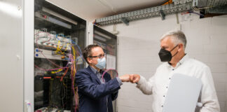 René-Christian Glembotzky, Chief Digital Officer der Stadt Langenhagen und Bürgermeister Mirko Heuer