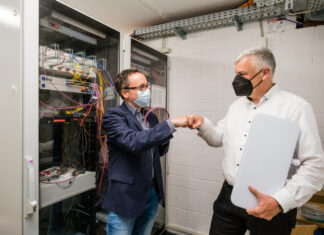 Glasfaseranschluss und WLAN-Ausbau an Langenhagens Schulen René-Christian Glembotzky, Chief Digital Officer der Stadt Langenhagen und Bürgermeister Mirko Heuer