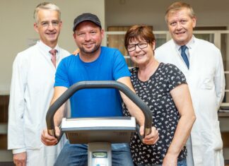 Erfolgsgeschichte made in Hannover: 15.000 Transplantationen an der MHH (von links) Professor Lammert, Jens L., Heike L., Professor Klempnauer