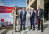Präsentieren die Antenne für den Smarten Campus: Dr. Susanna Zapreva, Vorstandsvorsitzende enercity AG; Prof. Dr. Volker Epping, Präsident Leibniz Universität Hannover; Prof. Prof. h.c. Dr.-Ing. Birgit Glasmacher, M.Sc. Leiterin des Instituts für Mehrphasenprozesse (IMP); Ulf-Birger Franz, Regionsrat und Dezernent Wirtschaft, Verkehr und Bildung der Region Hannover