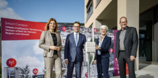 Präsentieren die Antenne für den Smarten Campus: Dr. Susanna Zapreva, Vorstandsvorsitzende enercity AG; Prof. Dr. Volker Epping, Präsident Leibniz Universität Hannover; Prof. Prof. h.c. Dr.-Ing. Birgit Glasmacher, M.Sc. Leiterin des Instituts für Mehrphasenprozesse (IMP); Ulf-Birger Franz, Regionsrat und Dezernent Wirtschaft, Verkehr und Bildung der Region Hannover