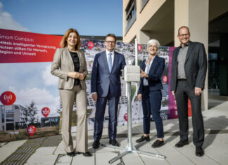 Die Hochschule, die mitdenkt: Leibniz Universität Hannover erhält intelligentes Funknetz Präsentieren die Antenne für den Smarten Campus: Dr. Susanna Zapreva, Vorstandsvorsitzende enercity AG; Prof. Dr. Volker Epping, Präsident Leibniz Universität Hannover; Prof. Prof. h.c. Dr.-Ing. Birgit Glasmacher, M.Sc. Leiterin des Instituts für Mehrphasenprozesse (IMP); Ulf-Birger Franz, Regionsrat und Dezernent Wirtschaft, Verkehr und Bildung der Region Hannover