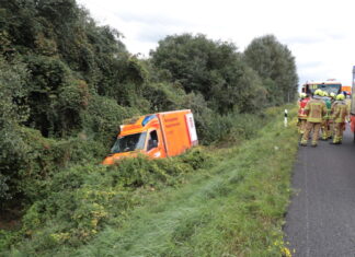 Unfall auf der A2 zwischen Hannover-Bothfeld und Langenhagen Unfall Rettungswagen A2
