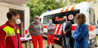 Die für das Impfangebot der Region zuständige Dezernentin Cordula Drautz und Bildungsdezernent Ulf-Birger Franz im Gespräch mit den Johannitern Christian Sagebiel, Andrea Bahr und Oliver Höhn (v.r).