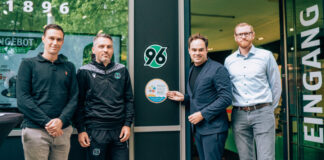 96-Sportdirektor Marcus Mann, Cheftrainer Jan Zimmermann, Geschäftsführer Robert Schäfer und Moritz Meyer von der Kinderschutzallianz.