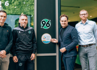 96-Fanshop wird zur Kinderschutzinsel 96-Sportdirektor Marcus Mann, Cheftrainer Jan Zimmermann, Geschäftsführer Robert Schäfer und Moritz Meyer von der Kinderschutzallianz.