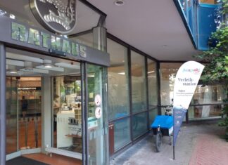 Stadt Langenhagen und ADFC im Einsatz für mehr klimafreundliche Mobilität Hannah-Lastenrad vor dem Langenhagener Rathaus