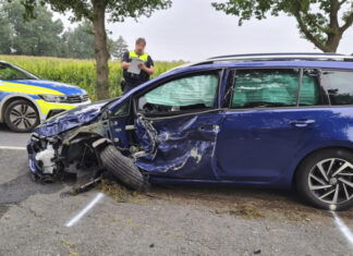 Auto gerät in den Gegenverkehr und kollidiert mit Linienbus und Pkw auf der L380 Unfall L380