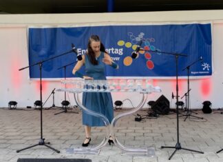 Regionsentdeckertag 2021 zieht 6000 Menschen an Susanne Würmell spielte Glasharfe