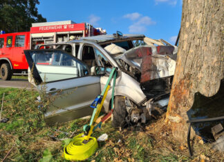 Verkehrsunfall mit eingeklemmter Person zwischen Burgdorf und Immensen Verkehrsunfall mit eingeklemmter Person zwischen Burgdorf und Immensen