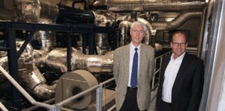 Prof. Dr.-Ing Jörg Seume, Leiter des Instituts für Turbomaschinen und Fluid-Dynamik (TFD) der Leibniz Universität Hannover und Ulf-Birger Franz, Wirtschaftsdezernent der Region Hannover